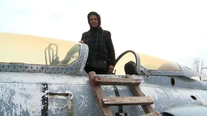 batrana care se urca intr-un avion vechi