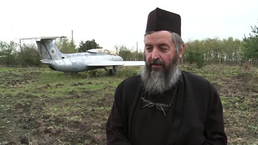 Preotul care crede ca e mai important sa ajuti oameni decat sa zidesti biserici. "Vrem sa cream un colt de rai"