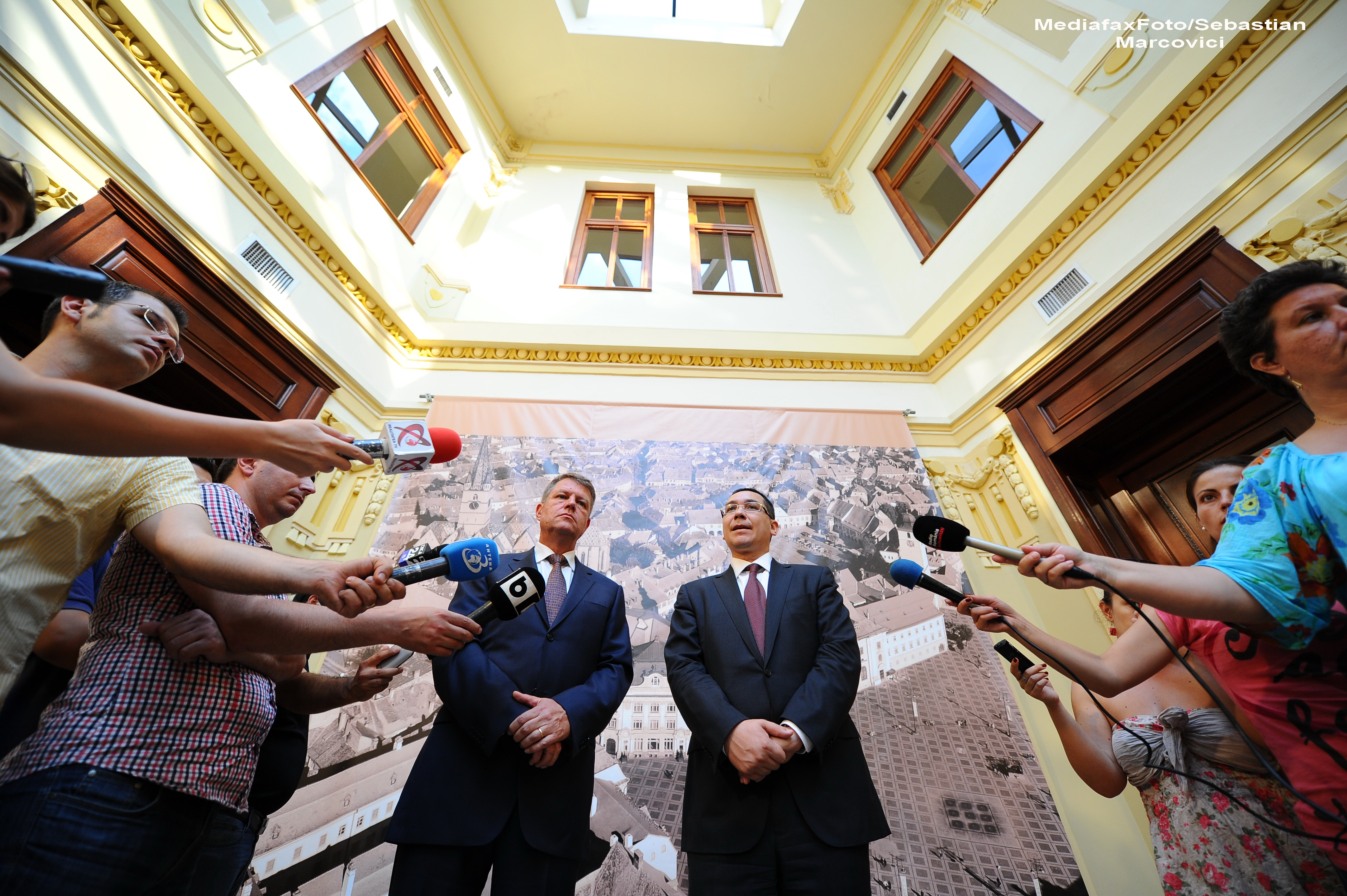 Cine a castigat razboiul verbal? Top 10 replici memorabile din cele doua dezbateri Ponta - Iohannis