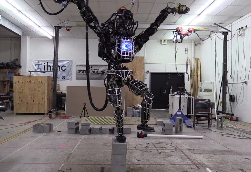 iLikeIT. Cele mai noi gadgeturi: robotul care stie karate si incaltamintea sport personalizata pe calculator