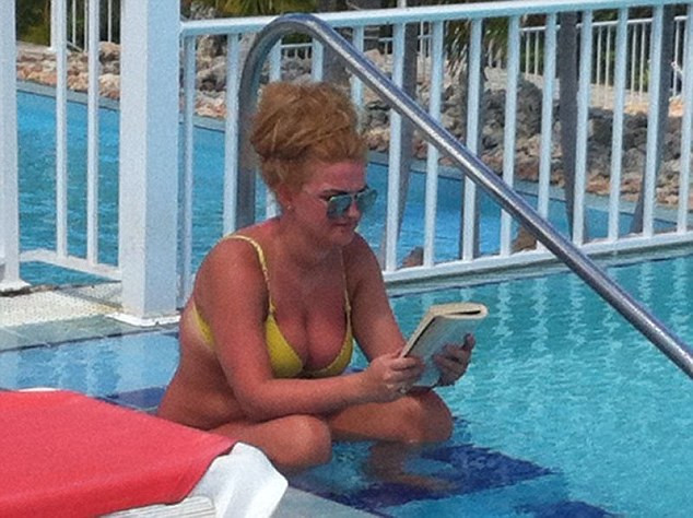 Toata lumea ii spunea "grasa" acum un an, acum este model pentru bikini. Transformarea spectaculoasa a tinerei de 22 de ani