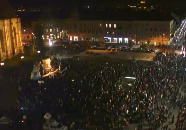 Romanii au iesit cu miile in strada cu doua zile inainte de alegeri. Imagini cu protestele din tara. FOTO SI VIDEO