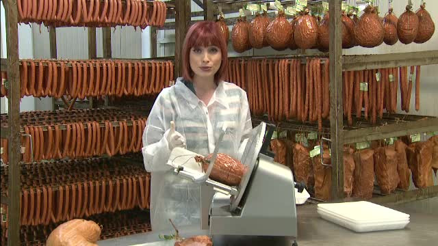 Oficialii promit ca vor curata rafturile de mezelurile care nu respecta "reteta consacrata". Reactia producatorilor