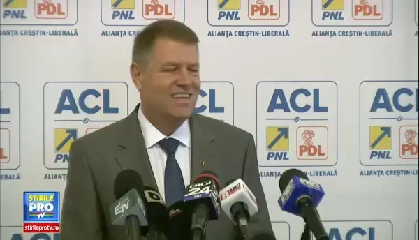 Klaus Iohannis canta prima strofa din imnul national
