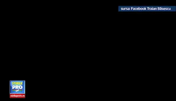 Traian Basescu a publicat pe Facebook imagini cu Ponta la el in birou: Sa vedem cum e cu pisicutul. La TV e erou