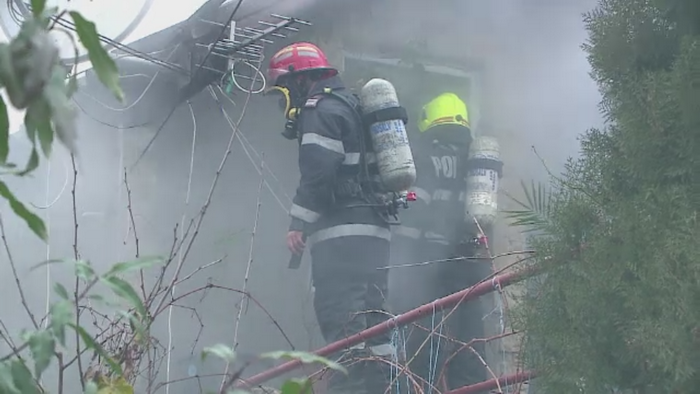 Cinci case din Constanta au fost distruse de un incendiu. Pompierii s-au luptat ore in sir cu flacarile