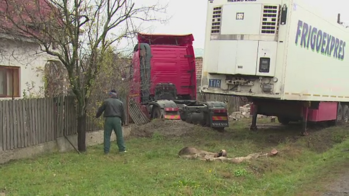 Momente de groaza pentru un sofer de TIR. A avut de ales intre a se izbi de un gard si a lovi un alt autoturism
