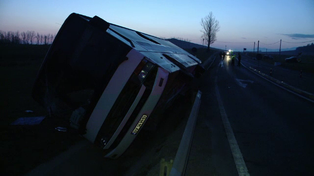 Un autocar cu 46 de oameni s-a rasturnat in Brasov, dupa ce soferul a vrut sa evite o caruta. 9 persoane au ajuns la spital