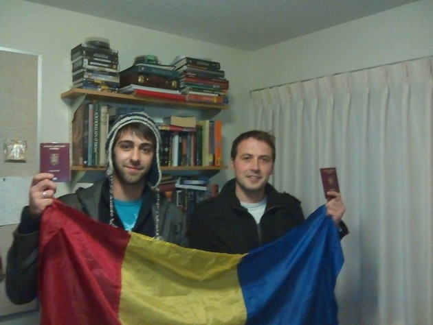 Drumetie catre sectia de votare. Ioan si Alecsandru, studenti, iau Canada la picior ca sa ii scoata pe romani la urne