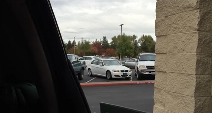 S-a chinuit patru minute sa parcheze si apoi a rugat un trecator sa o ajute. Filmarea de care a ras tot internetul