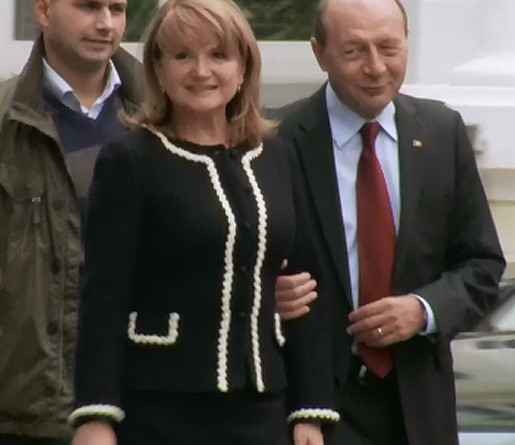 Presedintele Basescu si-a vizitat nepotelul la maternitate: "Se simte perfect; imi place numele Radu"