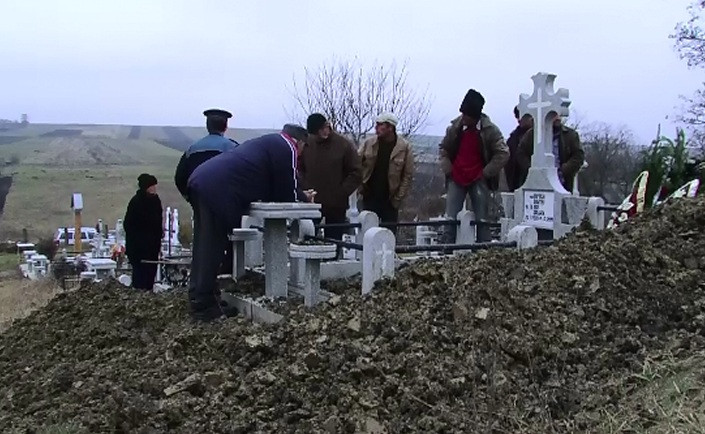 Batran dezgropat dupa 4 zile de la inmormantare, in Dorohoi. Medicii care s-au ocupat de el sunt acuzati de malpraxis