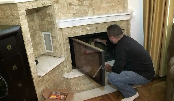 Romanii au inceput sa revina la incalzirea pe lemne din cauza facturilor mari. Cat ii costa investitia intr-un semineu