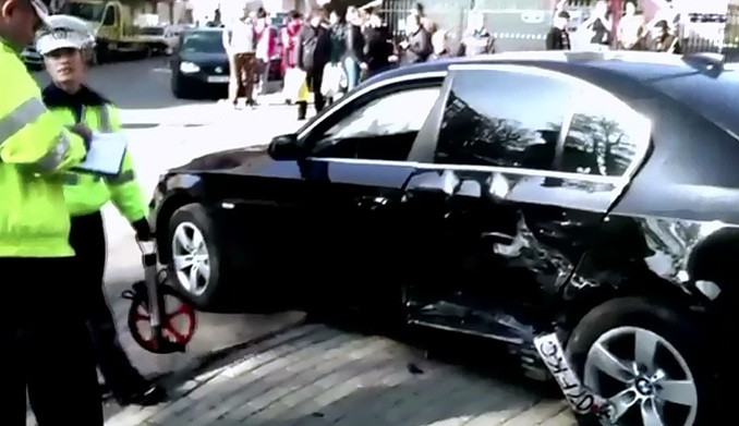 O femeie aflata cu fetita la plimbare, lovita de o masina pe trotuar. Copila a supravietuit pentru ca era legata in carut