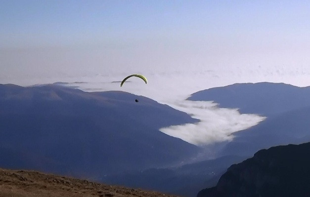 Aventura cu parapanta deasupra crestelor Caraimanului. Reactia curajosilor: "Nu am vazut aceste imagini, sunt senzationale"