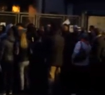 Peste 3.000 de oameni, la cozi la Consulatul din Torino; oamenii se plang ca sunt tinuti ”ca la Zoo”