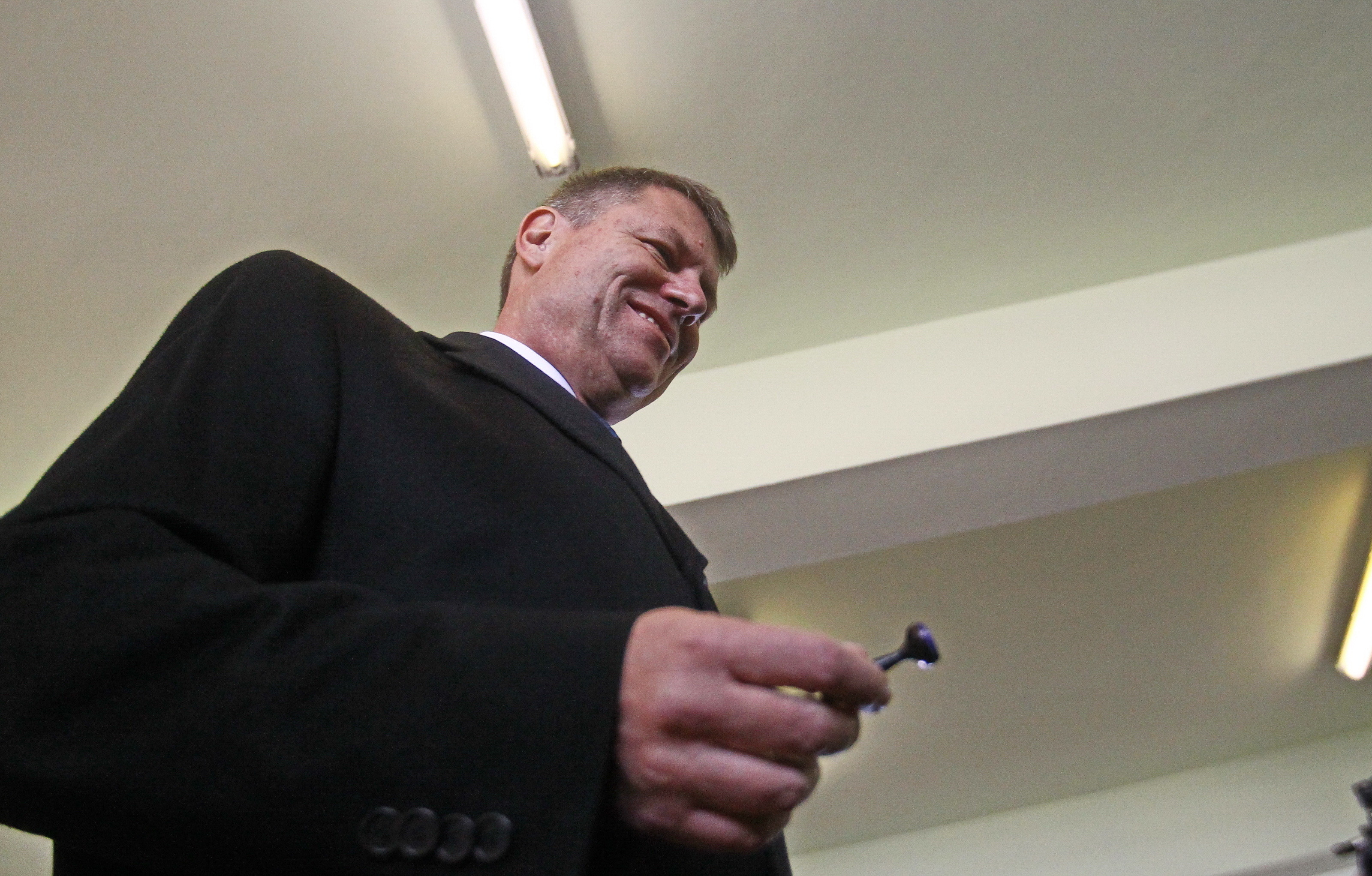 REACTII ACL. Aplauze la sediul ACL Cluj dupa anuntarea exit-poll-urilor; participarea la vot, "exemplu de civism"