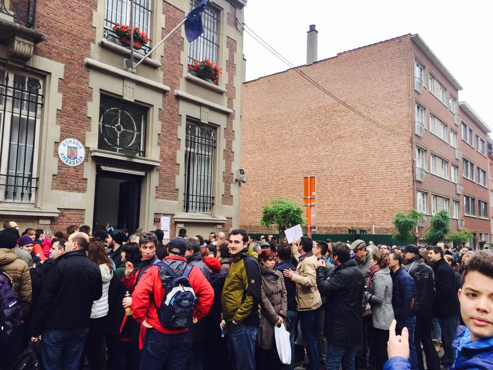 Fostul comisar european Dacian Ciolos a votat la Bruxelles dupa o coada de peste 3 ore. "Data trecuta nu am reusit sa votez"