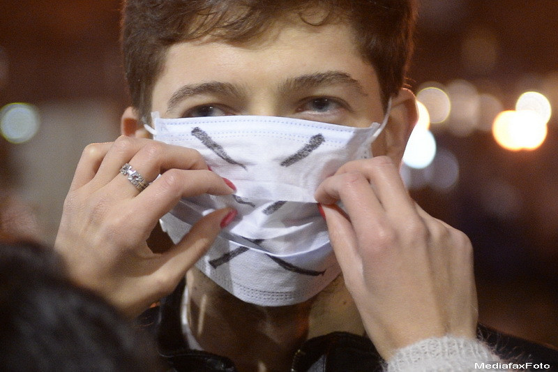 PROTESTELE s-au transformat in SARBATOARE. Mii de oameni in Piata Universitatii: "Cine nu sare nu vrea schimbare"