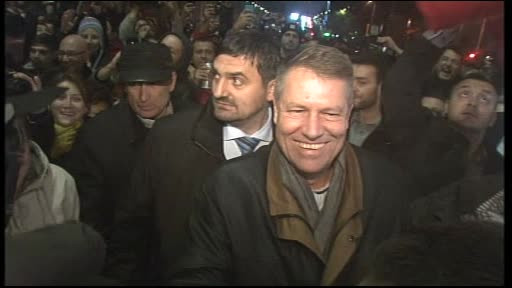 Klaus Iohannis a anuntat pe Facebook ca va juca un meci demonstrativ de tenis cu Simona Halep. Cand se va intampla