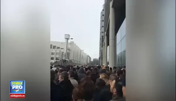 Romanii din Londra au inceput sa scandeze si sa huiduie la cozile pentru vot