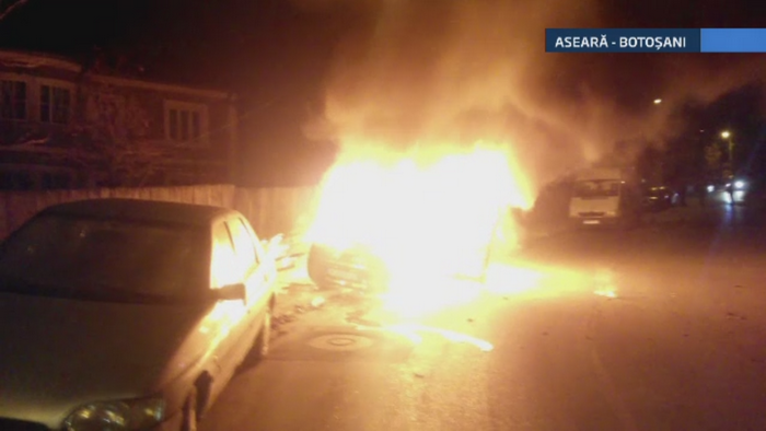 Noapte de foc pentru pompierii din Botosani si Suceava. Doua masini au fost cuprinse de flacari