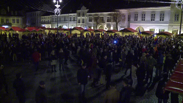 Imaginile UNEI NOPTI ISTORICE. Romanii au iesit in strada in marile orase ale tarii in semn de solidaritate cu DIASPORA