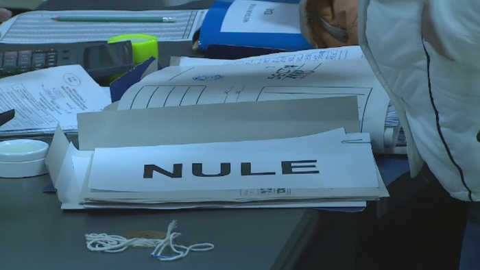 Membrii Comisiilor Electorale din Capitala au stat ore in sir la coada sa predea voturile. "Chiar va bateti joc de noi"