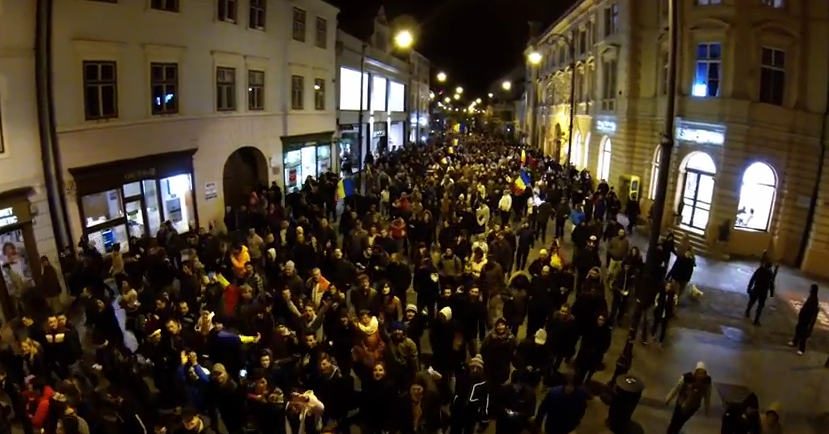 Mitingul celor din Sibiu dupa victoria lui Klaus Iohannis, filmat cu o drona. VIDEO