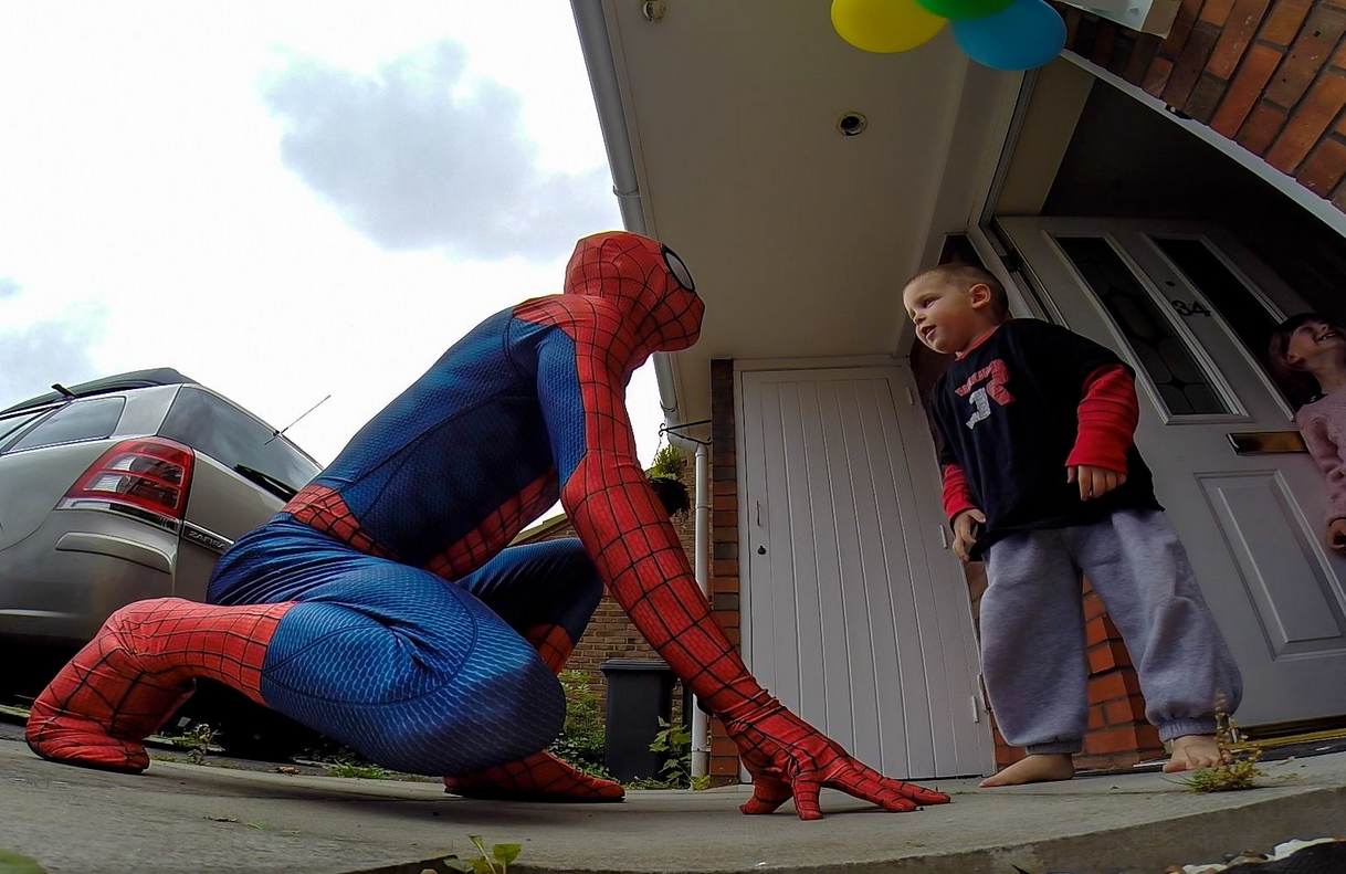 Un tata i-a facut cea mai frumoasa surpriza baietelului sau bolnav de cancer. Gestul sau a impresionat zeci de mii de oameni