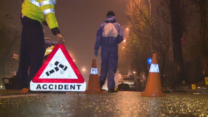 Trei morti si doi raniti, dupa ce o masina a intrat pe contrasens si a fost lovita in plin de un TIR. Soferul ar fi adormit