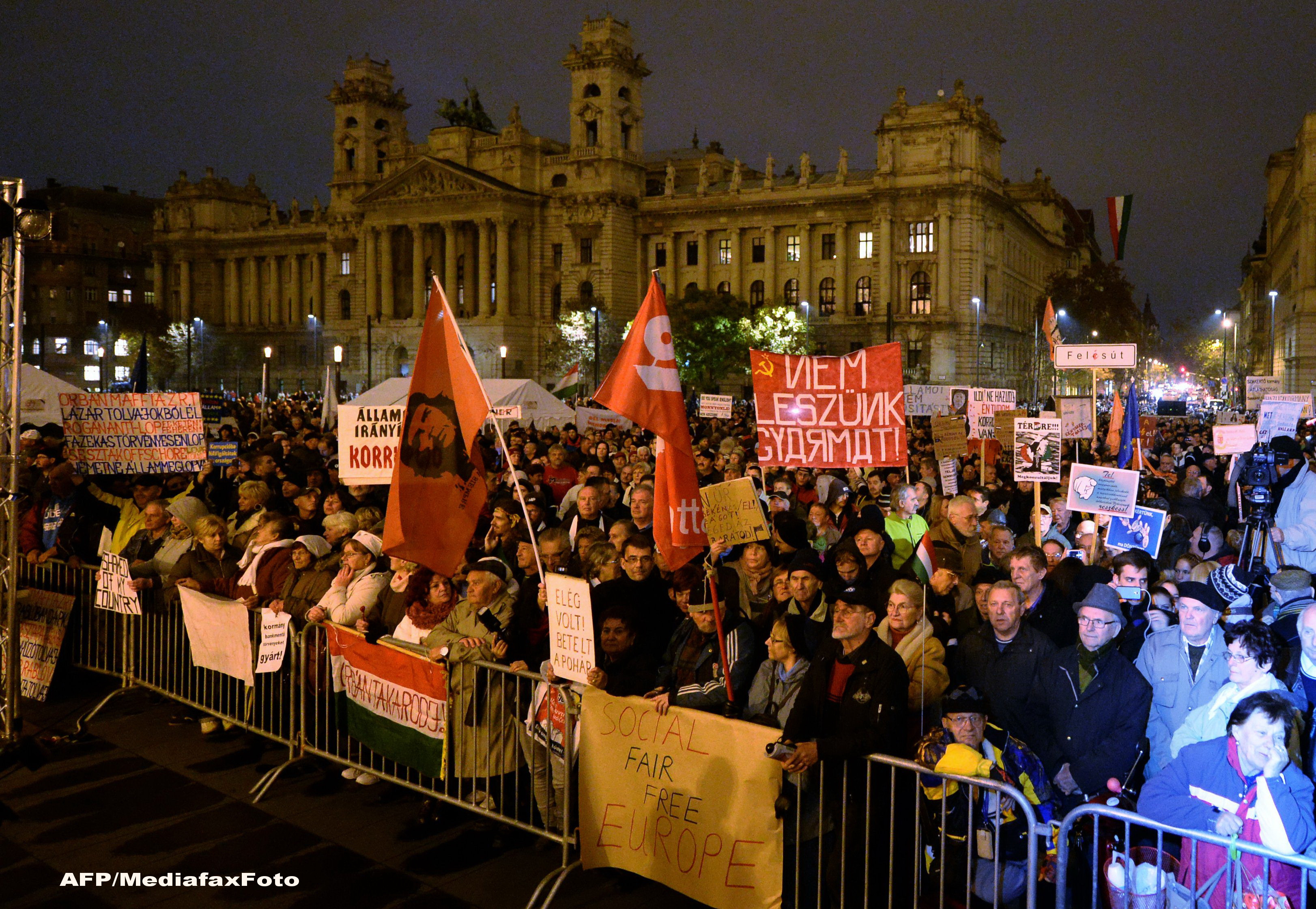 "Ziua indignarii" in Ungaria. Zeci de mii de persoane au manifestat la Budapesta impotriva premierului Viktor Orban. FOTO