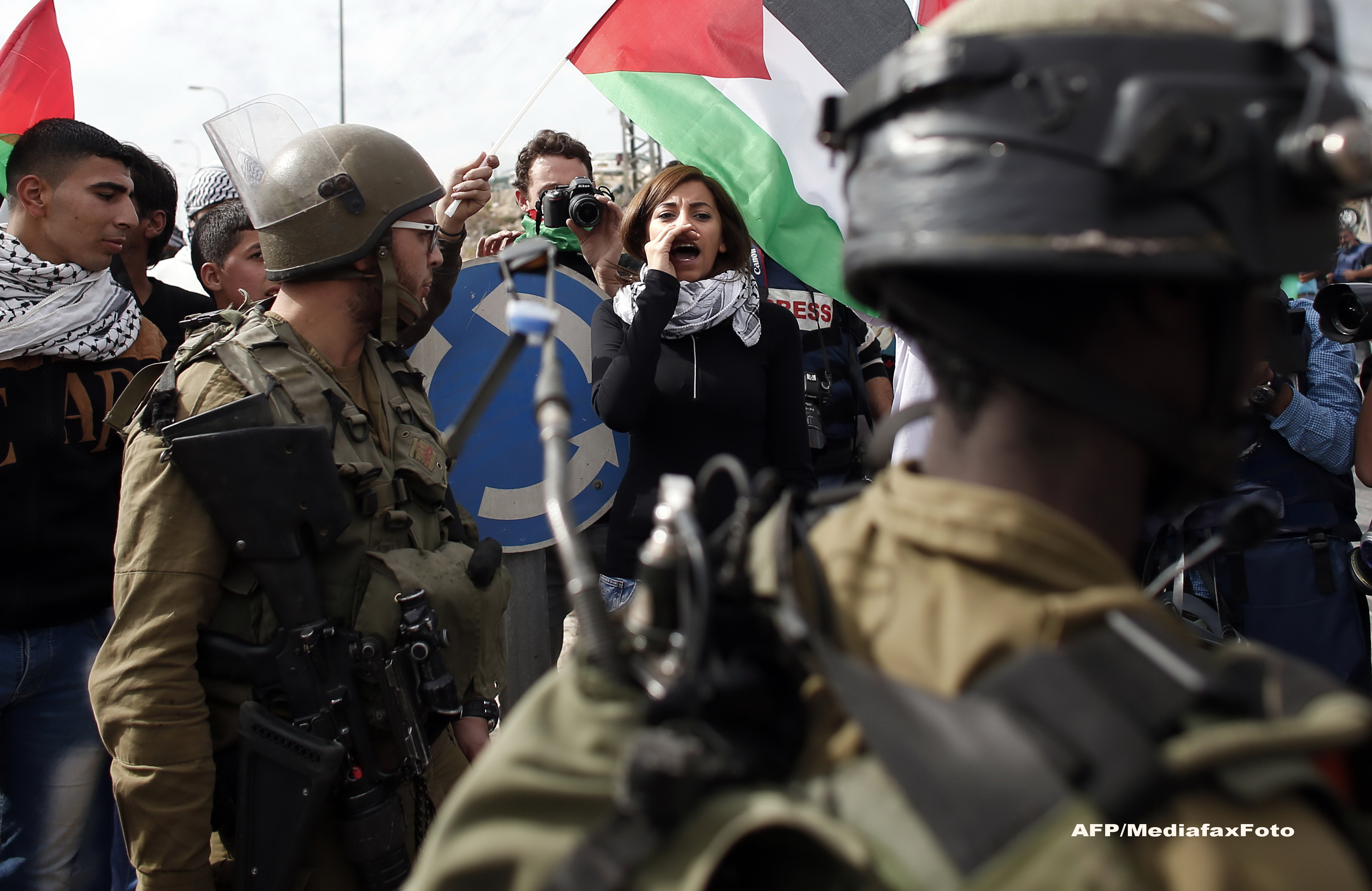 Atac terorist in Israel. Doi palestinieni inarmati cu topor si pistol au intrat intr-o sinagoga si au inceput sa loveasca