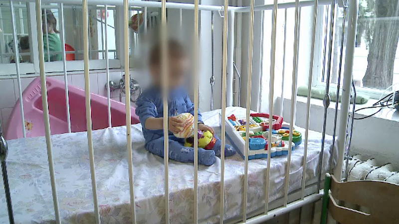 Desculti, murdari si flamanzi, patru frati din Arad traiesc din mila vecinilor. Parintii i-au abandonat in repetate randuri