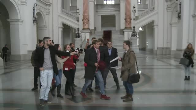 Un student a incercat sa il convinga pe Radu Mazare sa isi semneze demisia. Reactia primarului Constantei