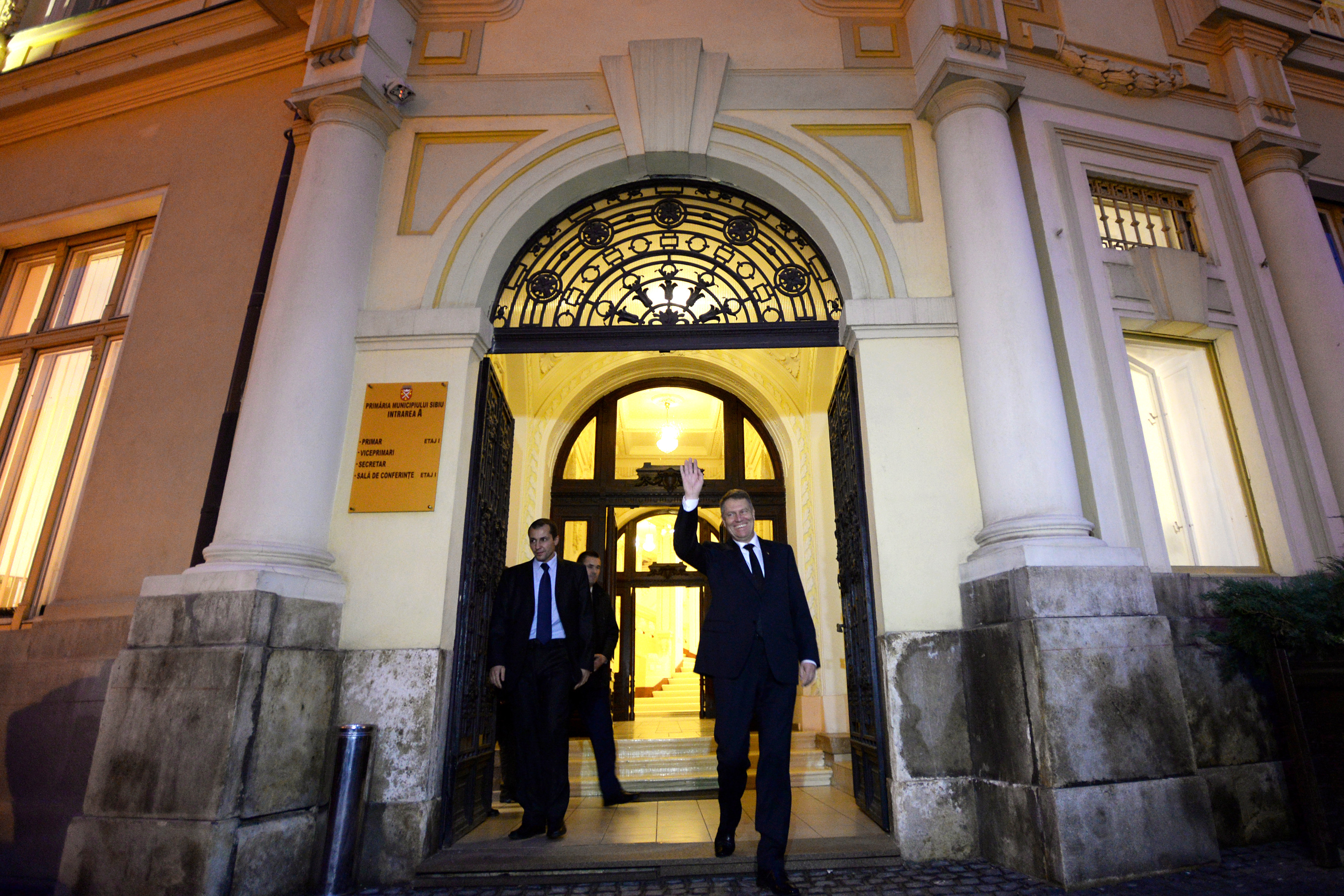 Iohannis a dat peste 2.000 de autografe la Romexpo si a prelungit programul targului. "Nu plec pana nu le semnez tuturor"