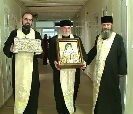 Moastele Sfintilor Andrei si Nectarie, aduse in spitalul de urgenta din Galati. Preotii s-au rugat pentru sanatate