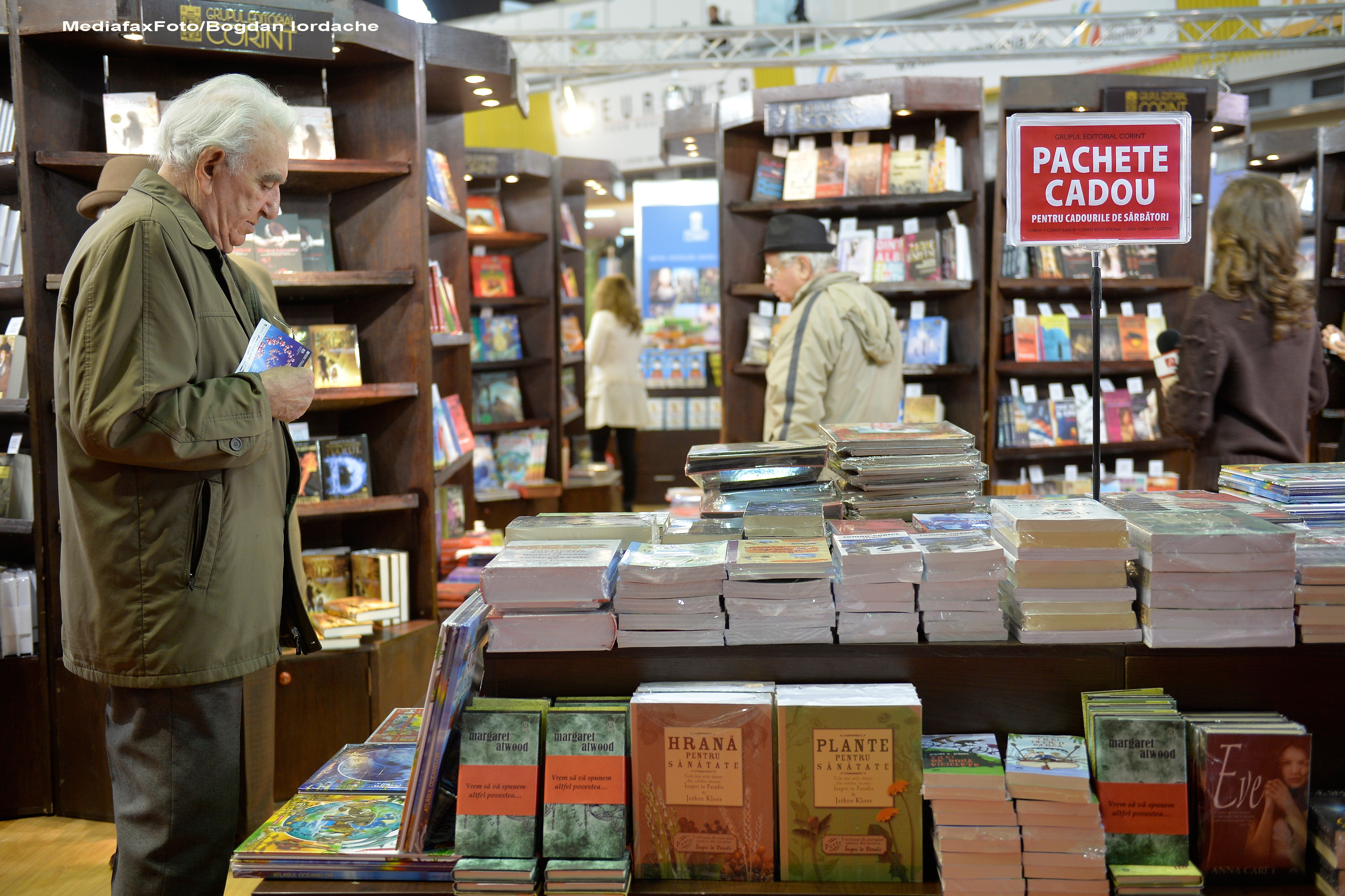 Editorii, revoltați de intenția Guvernului de a crește TVA-ul la cărți și manuale: „Lipsesc total politicile pentru lectură”