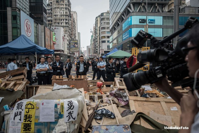 Ciocniri intre protestatari si fortele de politie, in China. Manifestantii au incercat sa intre in Parlamentul din Hong Kong