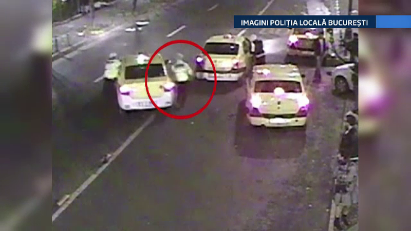 Scene incredibile surprinse de o camera video. Un politist, agatat de usa unui taxi, a fost tarat in trafic de soferul nervos