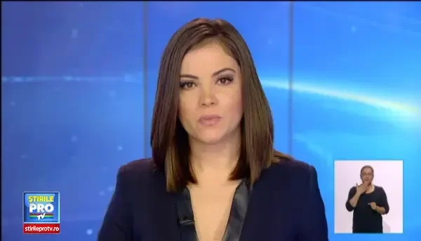 Operatiune complicata pentru pompieri. Vacuta cazuta intr-un bazin de canalizare salvata cu un excavator