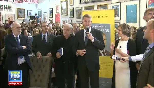 Sute de oameni l-au asteptat pe Klaus Iohannis la Romexpo, la lansarea autobiografiei Pas cu pas. Sunt un om nesenzational
