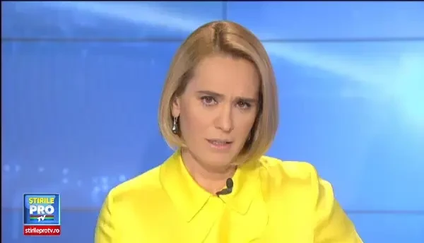 Scene incredibile surprinse de o camera video. Un politist, agatat de usa unui taxi, a fost tarat in trafic de soferul nervos