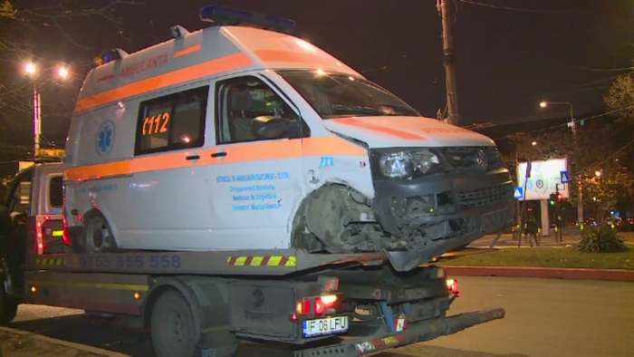 Accidente pe banda in Capitala. Personalul unei ambulante lovite a acordat primul ajutor celor care au intrat in ei