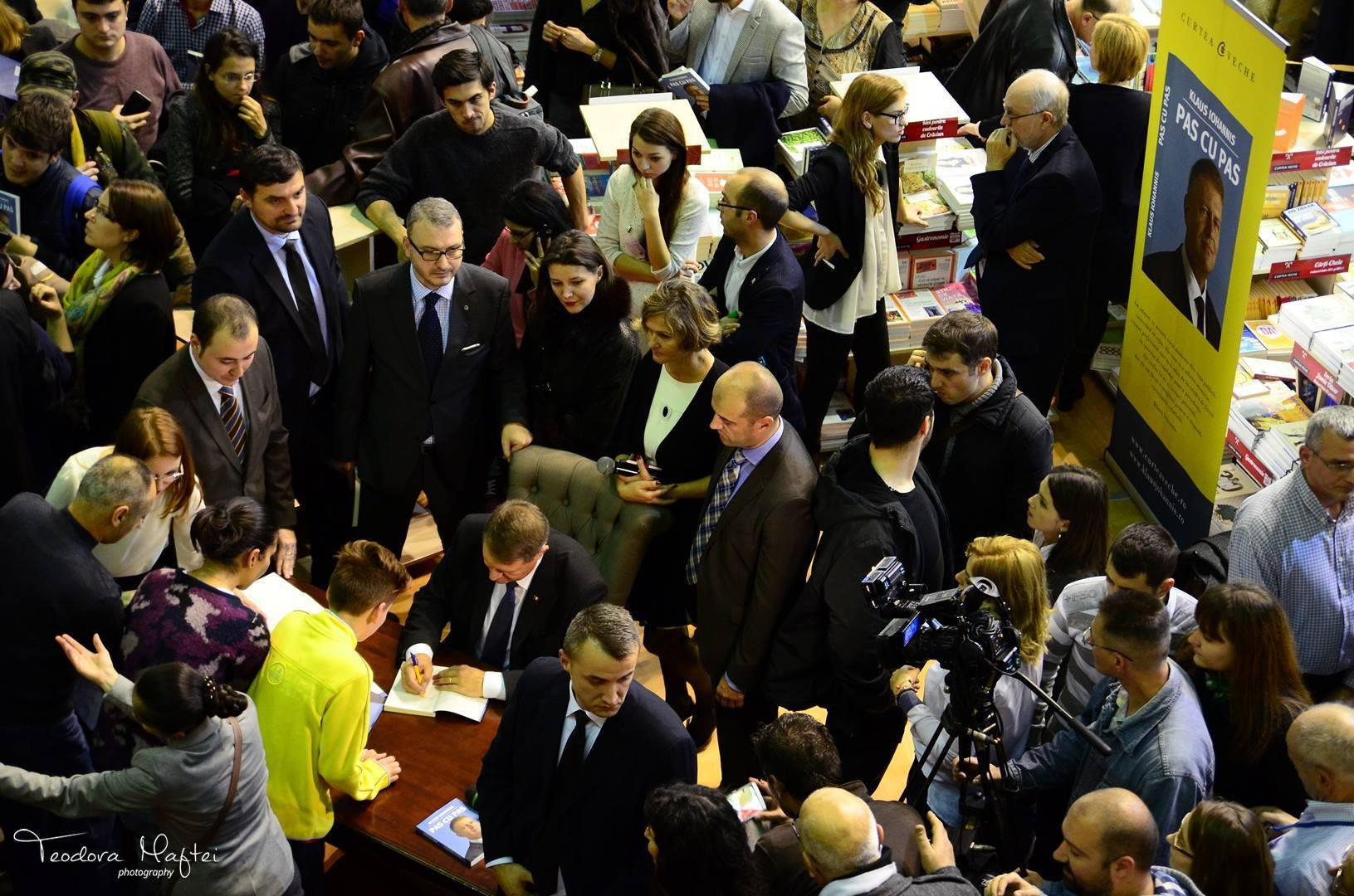 Klaus Iohannis si-a lansat cartea la Gaudeamus - 15