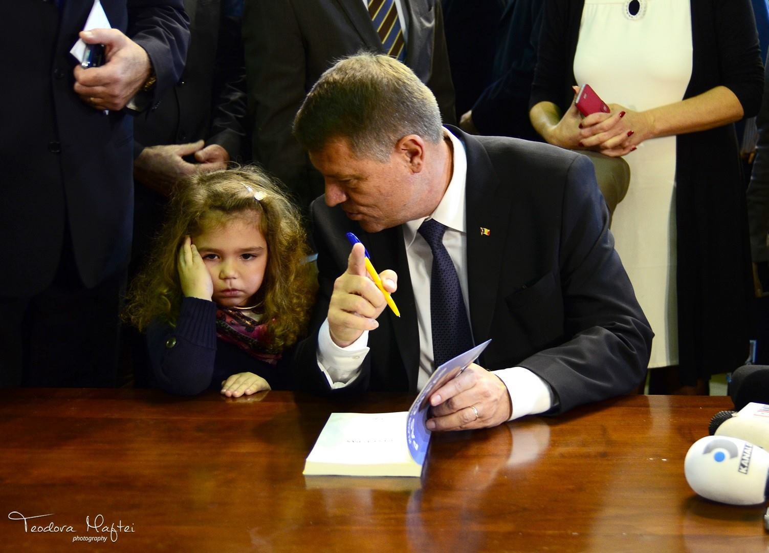 Klaus Iohannis si-a lansat cartea la Gaudeamus - 24
