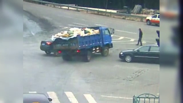 Imagini camera de supraveghere. Un barbat a scapat ca prin minune dupa ce doua masini s-au ciocnit intr-o intersectie