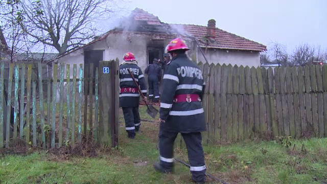 Barbat ucis de incendiul care i-a cuprins casa, in Dambovita. Percolul in care s-a aflat vecinul care a vrut sa-l salveze