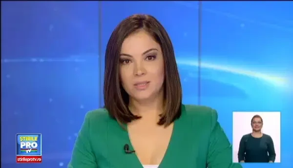 Imagini camera de supraveghere. Un barbat a scapat ca prin minune dupa ce doua masini s-au ciocnit intr-o intersectie