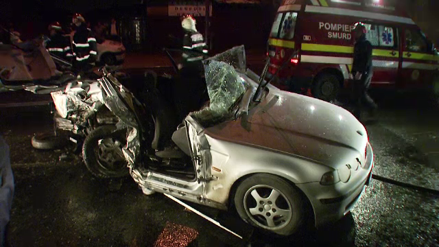 Accident grav, joi noapte, in Capitala. Operatiunea complicata a fortelor de interventie pentru salvarea a trei tineri